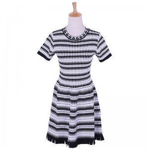 Přizpůsobené letní černé bílé geometrický design dámské svetr šaty